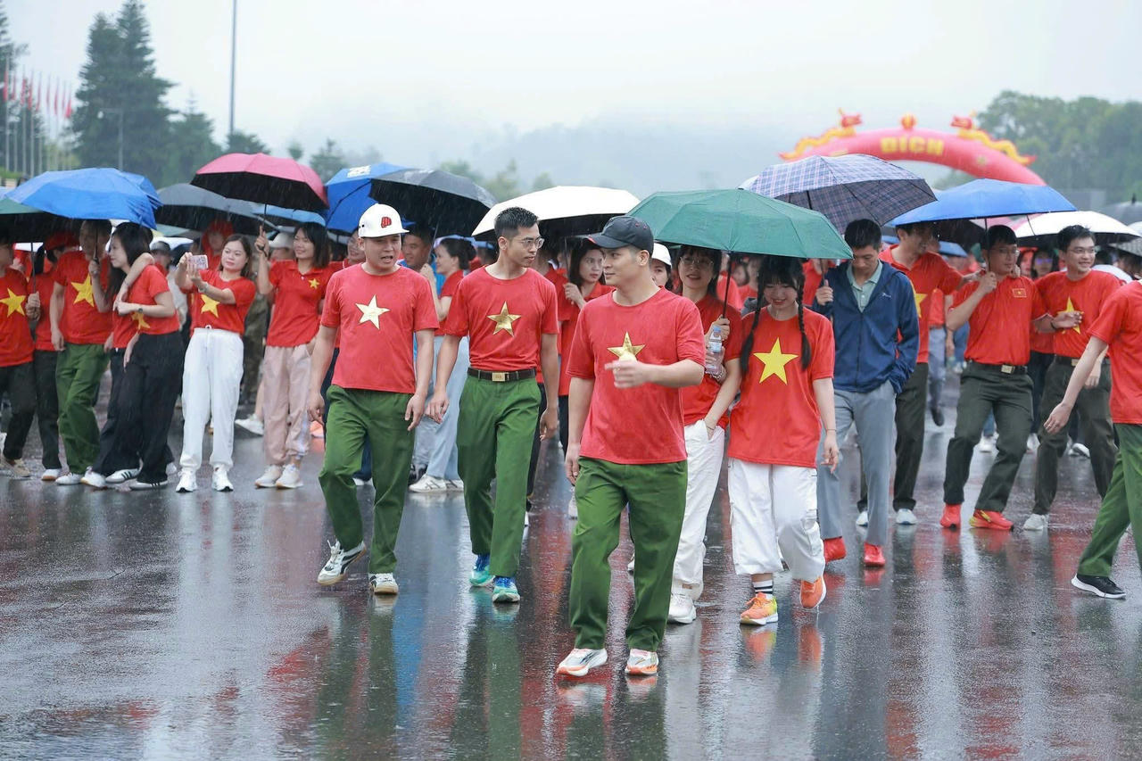 Tham gia sự kiện, các đại biểu và người dân được theo dõi Lễ thượng cờ Quốc gia tại Quảng trường Ba Đình qua hình thức trực tuyến, các đại biểu và người dân cũng trực tiếp thực hiện nghi thức chào cờ, hát quốc ca và xem video giới thiệu tổng thể về hoạt động "Cùng Việt Nam tiến bước".