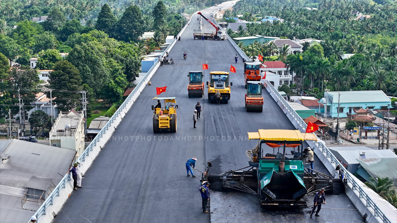 Thảm bê tông nhựa phần cầu dẫn. Ảnh: NguyendanhĐT