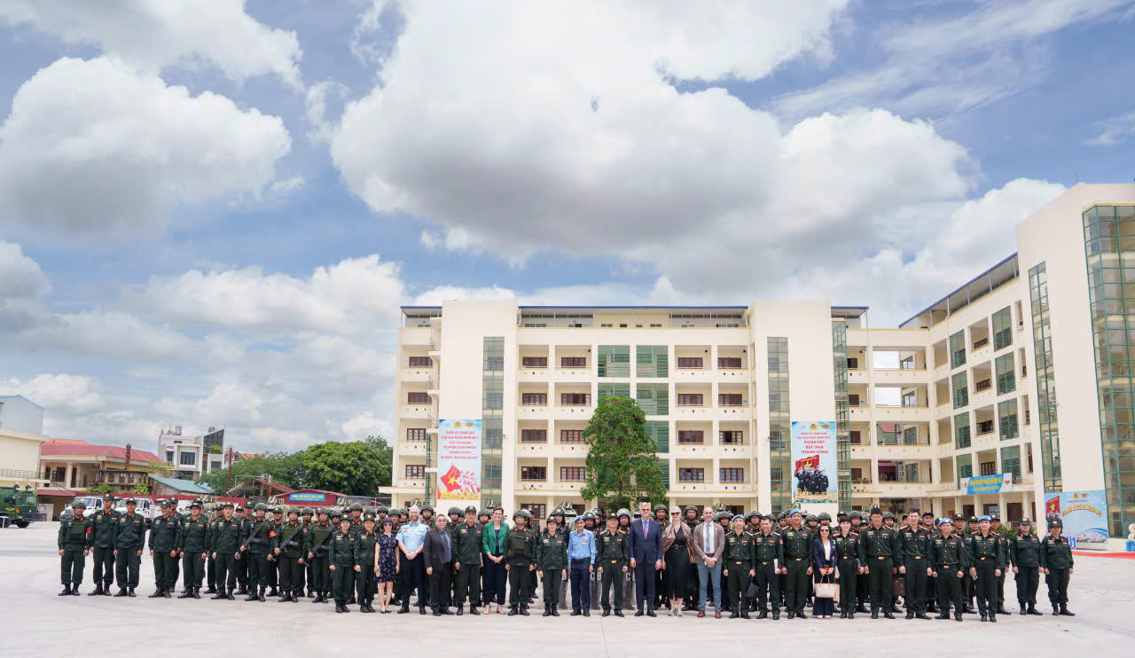 Ông JEAN-PIERE LACROIX - Phó Tổng Thư ký Liên Hợp Quốc và ông FAISAL SHAHKAR - Tư lệnh Cảnh sát Liên Hợp Quốc về gìn giữ hoà bình chụp ảnh cùng VNFPU1.Q
