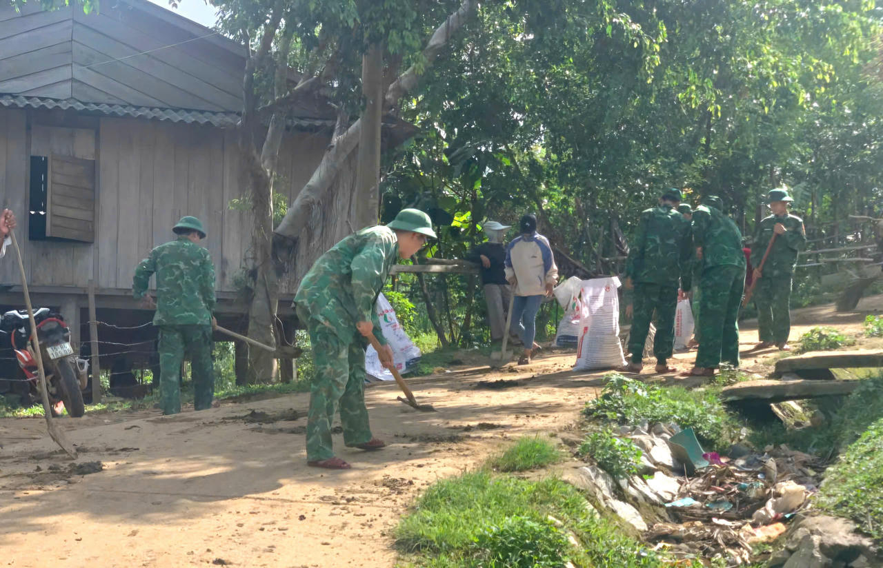 Tổ chức quét dọn, phát quang đường làng, ngõ xóm, thu gom rác thải bảo vệ môi trường.