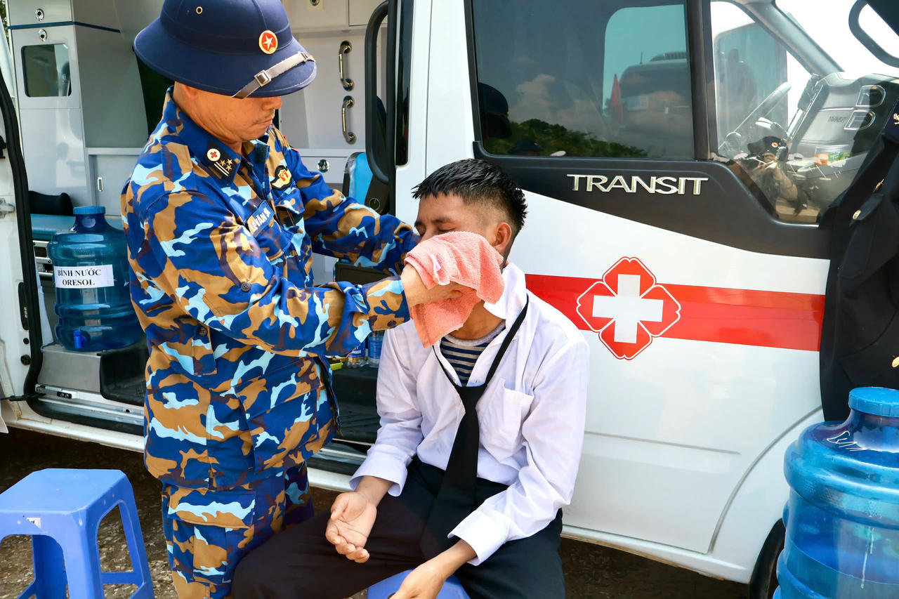Thượng tá, bác sỹ Lê Văn Sơn đang xử lý cho một chiến sĩ bị say nắng. (Ảnh: PV).