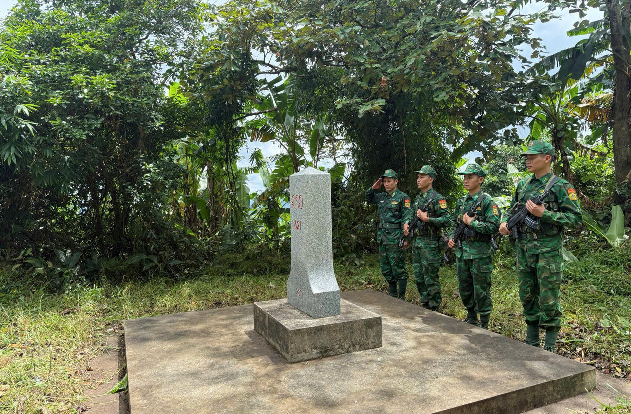 Chi đoàn Đồn Biên phòng Ba Nang triển khai tuần tra đường biên, cột mốc biên giới.