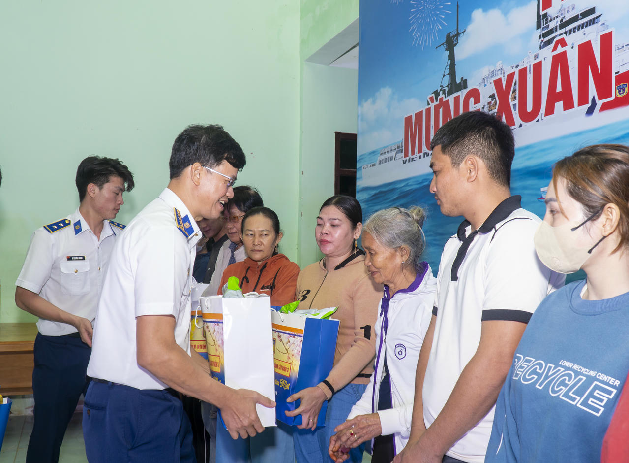 Đại tá Cao Xuân Quận, Phó Chính ủy Vùng Cảnh Sát biển 3 tặng quà Tết động viên Nhân dân, gia đình chính sách có hoàn cảnh khó khăn của huyện đảo Phú Quý