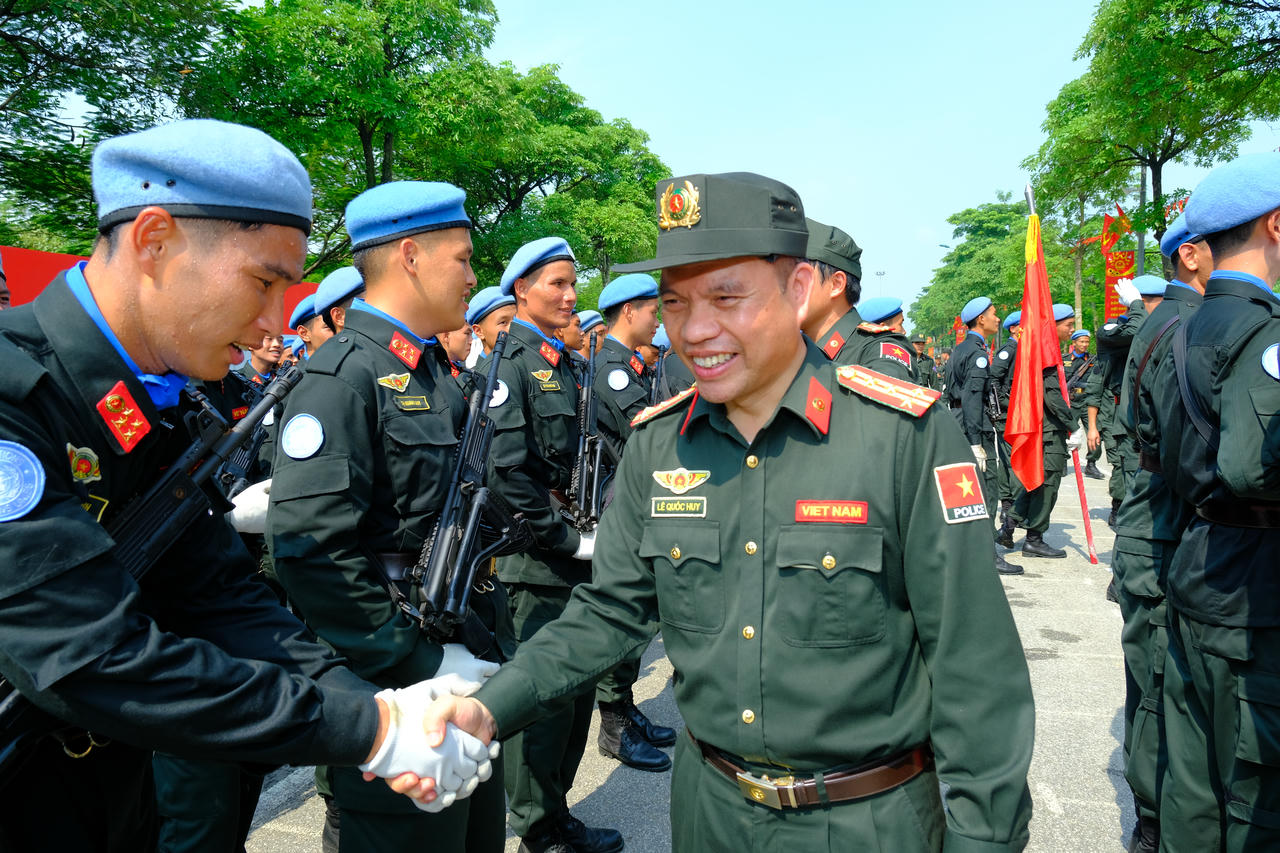 Đại tá Lê Quốc Huy, đại diện Văn phòng Thường trực Bộ Công an về GGHB LHQ tới thăm và động viên các CBCS tập luyện A80.