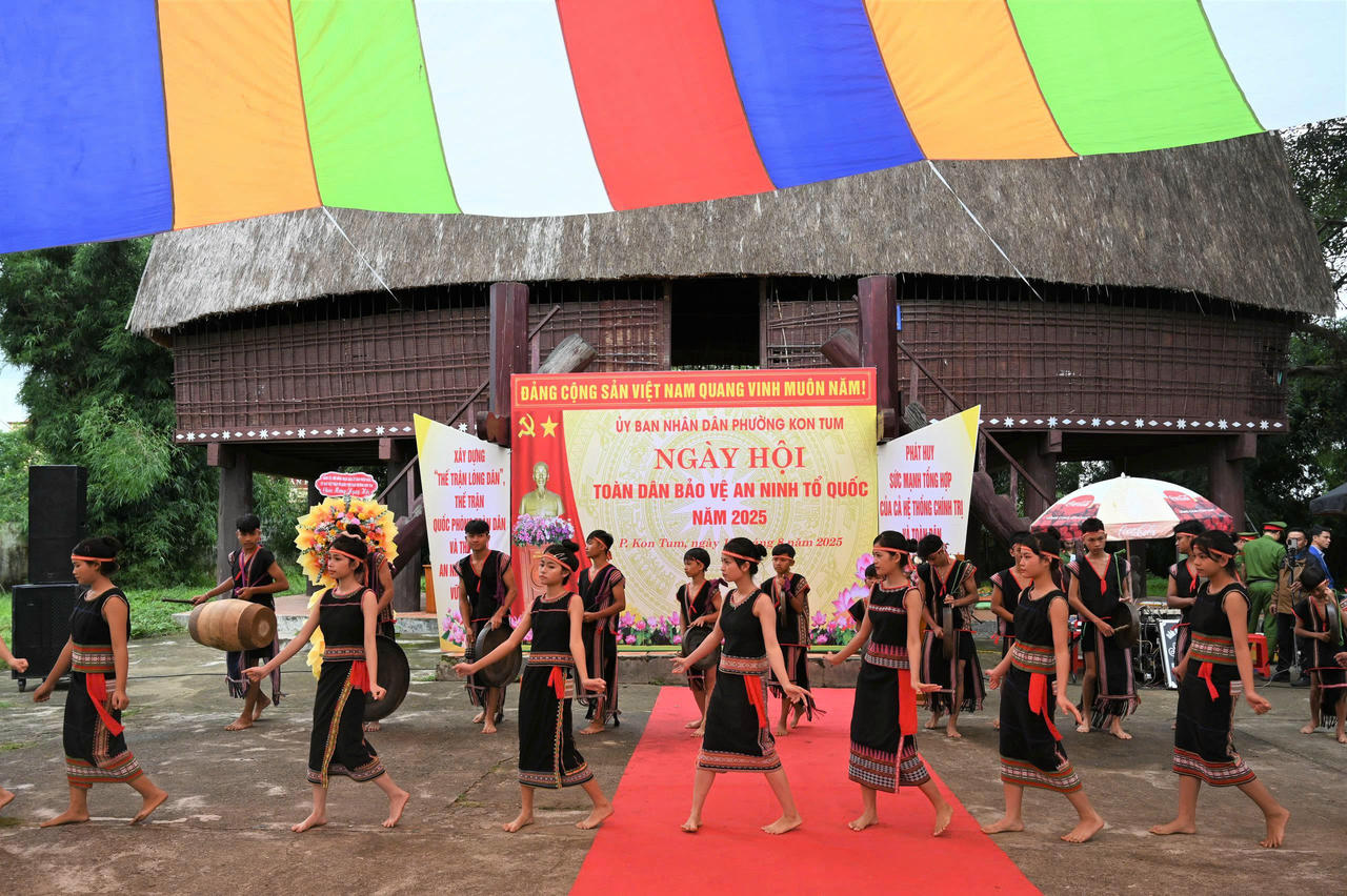 Tiết mục múa xoang truyền thống của đồng bào dân tộc tại phường Kon Tum tạo không khí sôi nổi trong Ngày hội.