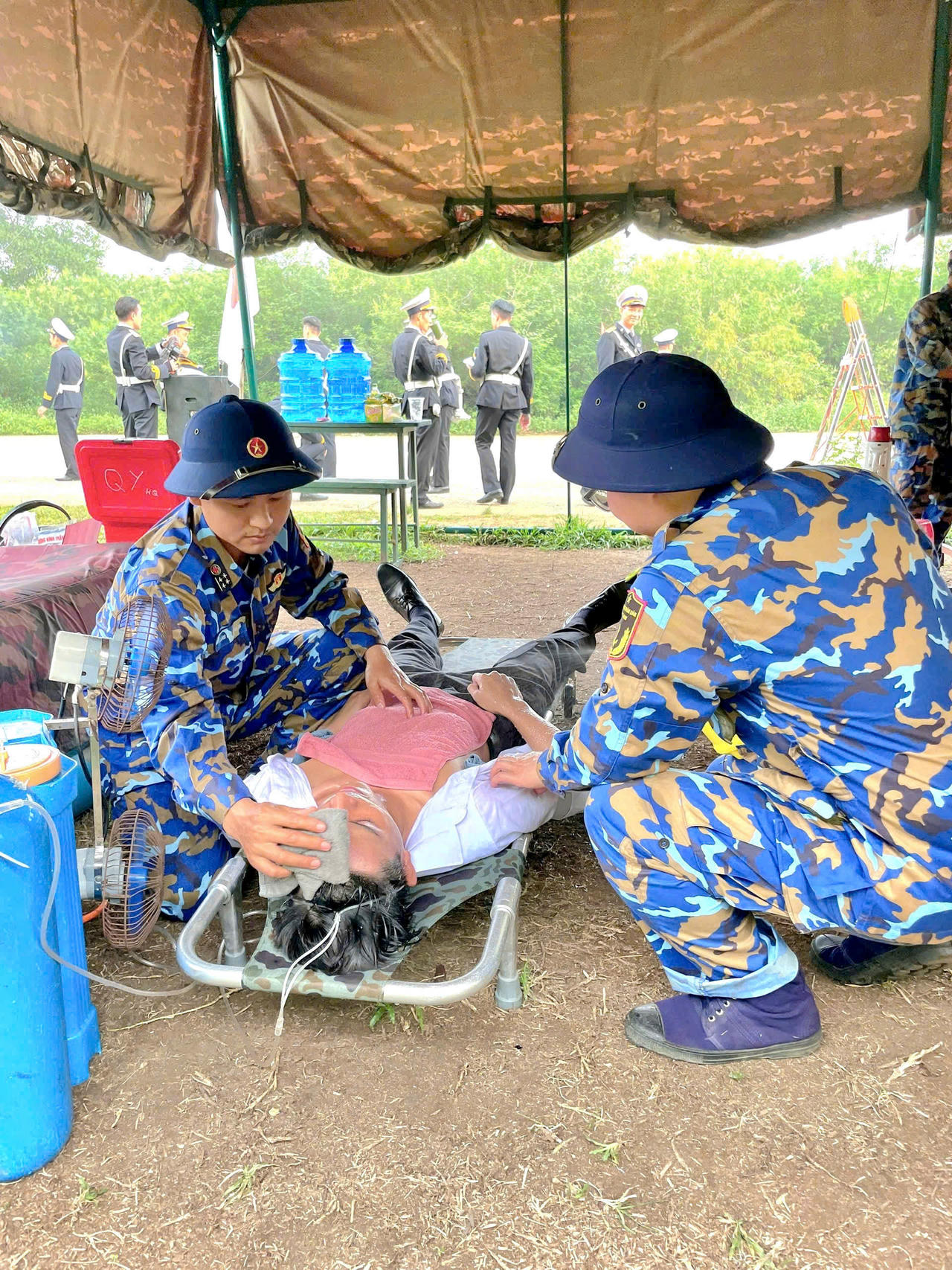 Một chiến sỹ của khối sỹ quan Hải quân bị sốc nhiệt vào lán quân y sơ cứu trong buổi sáng luyện tập trên thao trường. (Ảnh: PV).