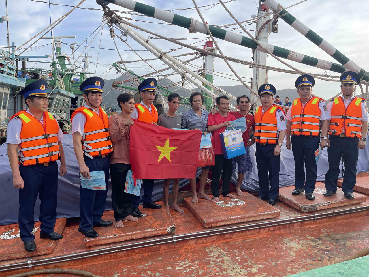 Tặng cờ và quà cho ngư dân, Nhân dân tại Đặc khu Côn Đảo, 
TP Hồ Chí Minh. (Ảnh trong bài: ĐVCC)