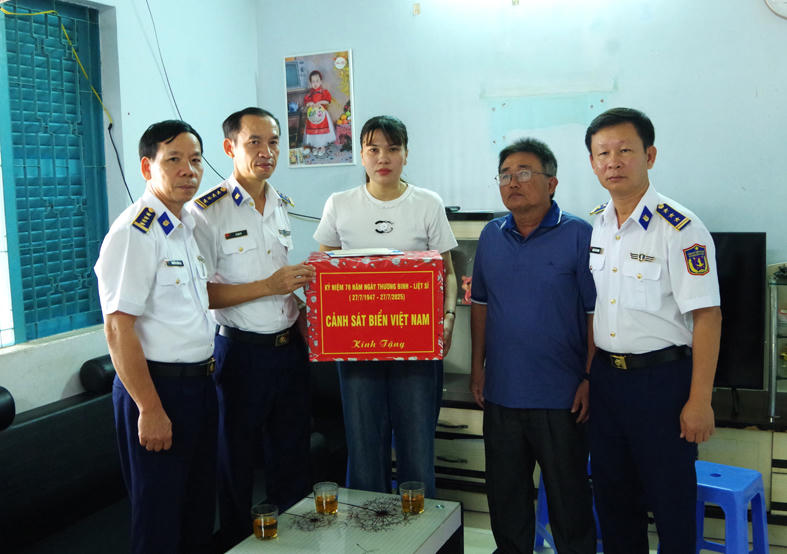 Bộ Tư lệnh Vùng Cảnh sát biển 3 thăm, tặng quà gia đình liệt sĩ 
Đỗ Tùng Linh.