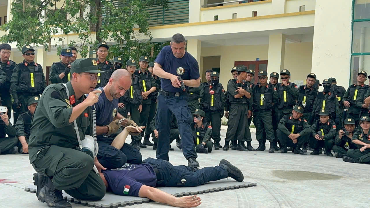 Những buổi đánh trận giả tại trụ sở của VNFPU1 được chuyên gia nước ngoài hướng dẫn.