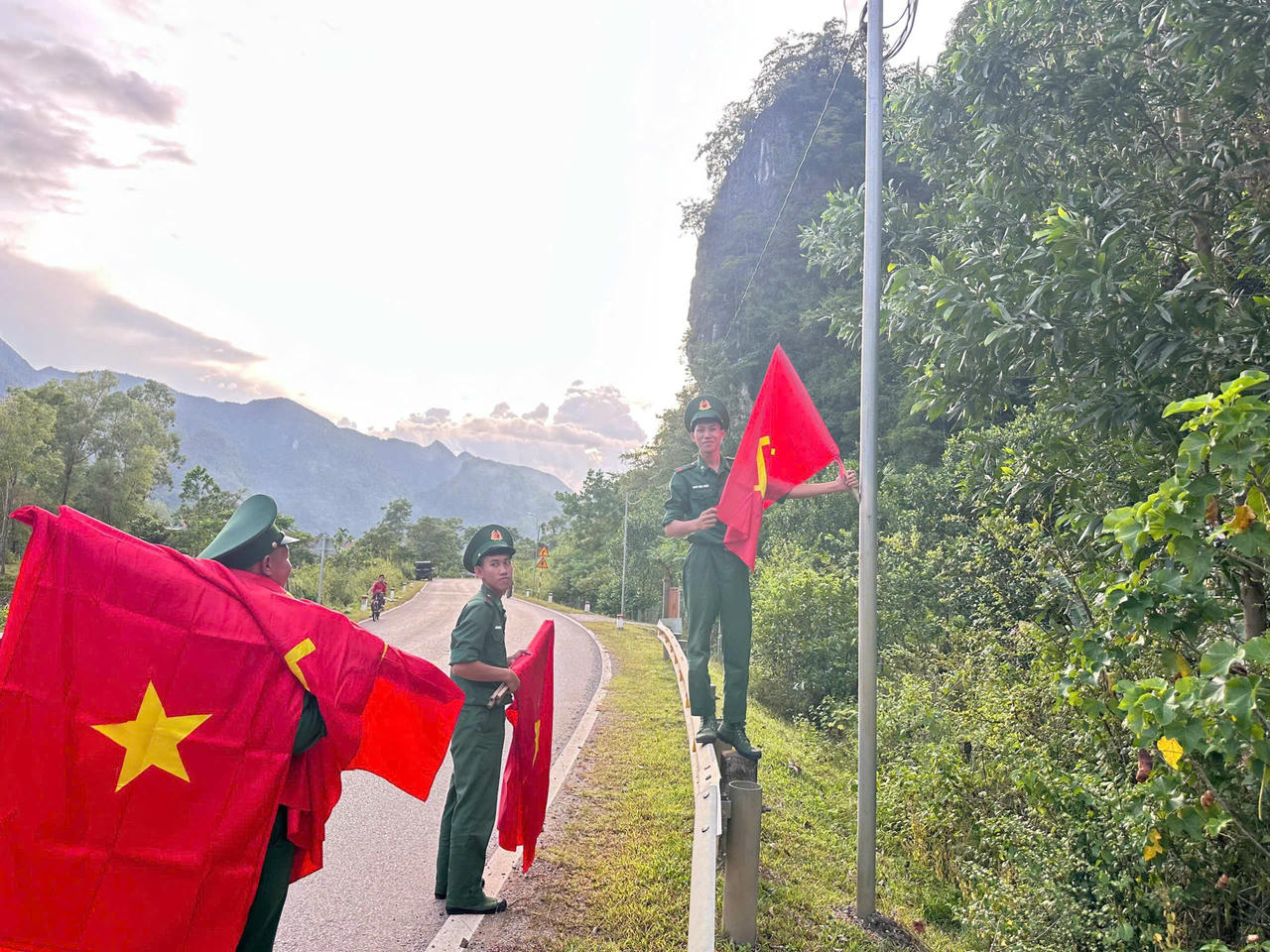Tổ chức cắm cờ Đảng, cờ Tổ quốc, xây dựng công trình “Ánh sáng vùng quê”, mang lại diện mạo mới cho địa bàn biên giới.