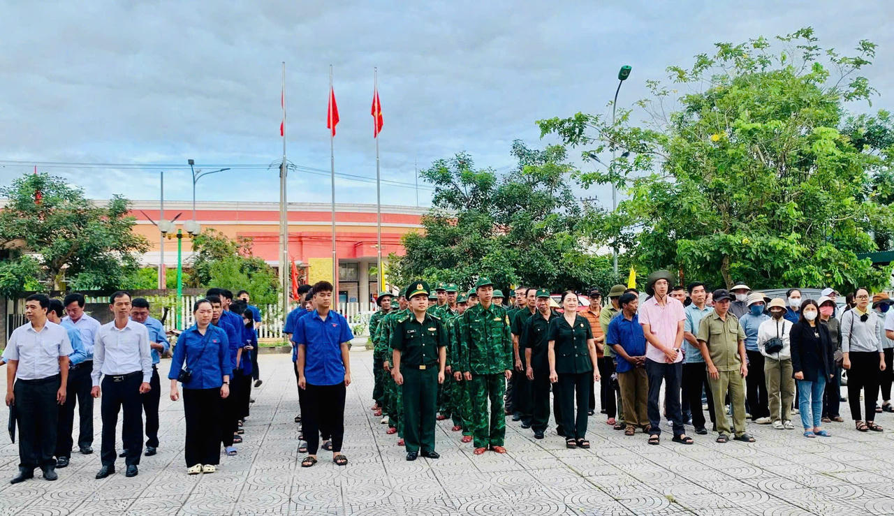 Phối hợp các ban, ngành, đoàn thể địa phương tổ chức ra quân quét dọn, phát quang đường làng, ngõ xóm, thu gom rác thải bảo vệ môi trường.