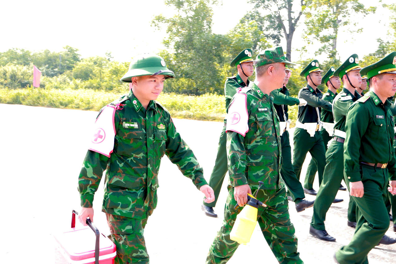 Các cán bộ quân y luôn bám sát đội hình luyện tập diễu binh để quan sát, nắm bắt và xử lý ngay khi có tình huống xảy ra. (Ảnh: PV).