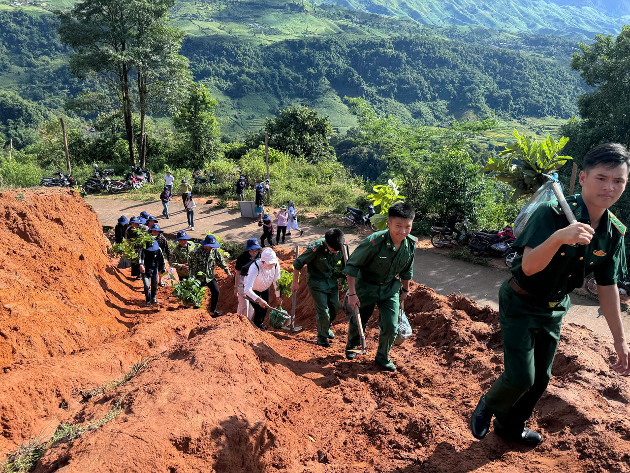 Hành trình “vá áo” cho những cánh rừng Tây Bắc