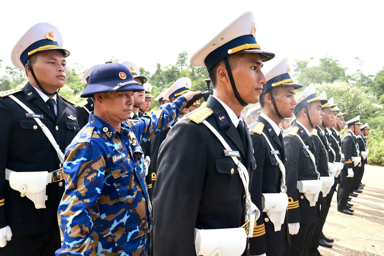 Việc túc trực bên cạnh đội hình khối để đảm bảo đủ nước, bù dịch, chăm sóc sức khoẻ tốt nhất cho các chiến sĩ trong quá trình luyện tập. (Ảnh: PV).