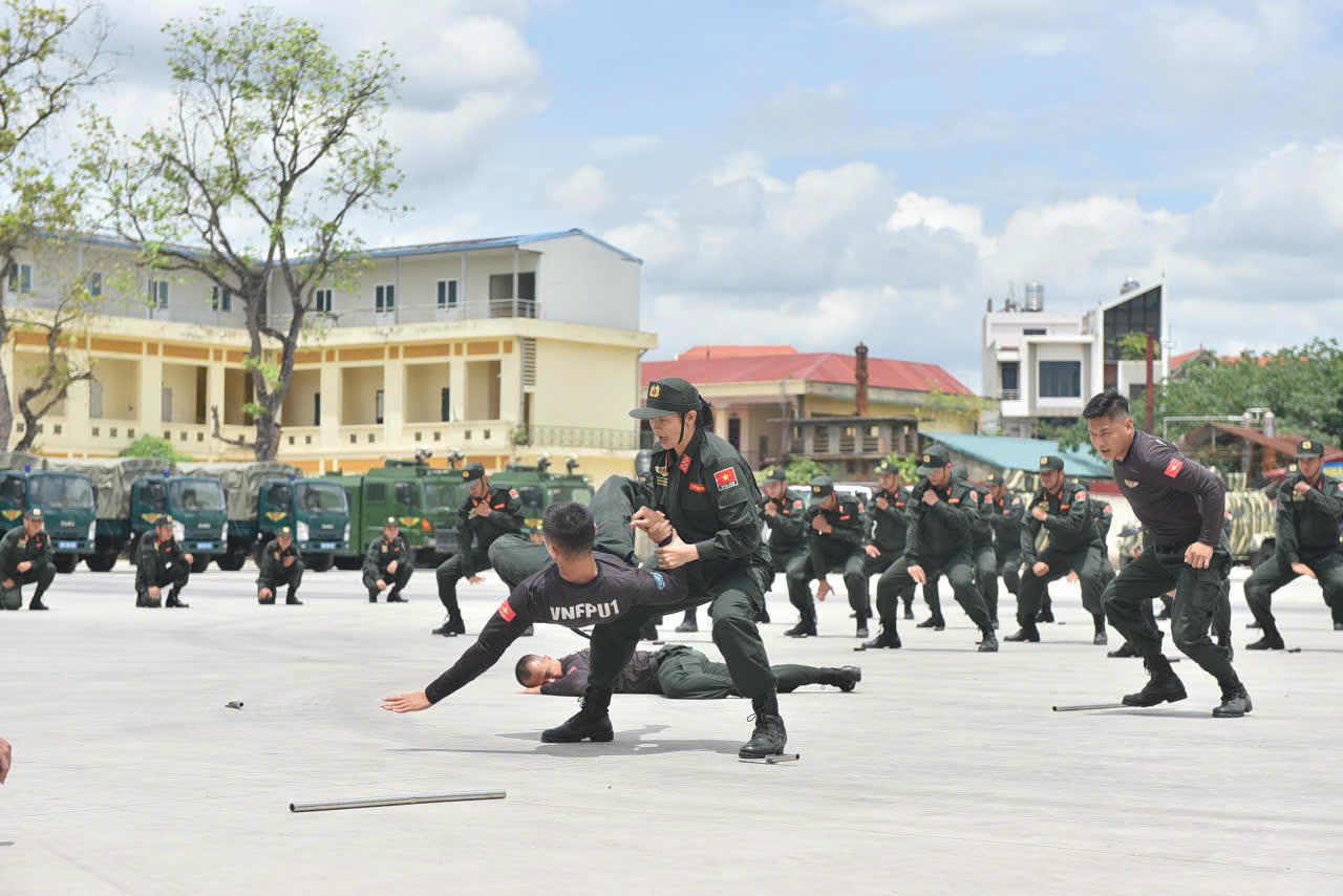 Đại úy Nguyễn Phương Thảo là thành viên của VNFPU1 vừa rồi có clip viral khắp mạng xã hội khi mặc sắc phúc của lực lượng CSGT biểu diễn trong ngày hội