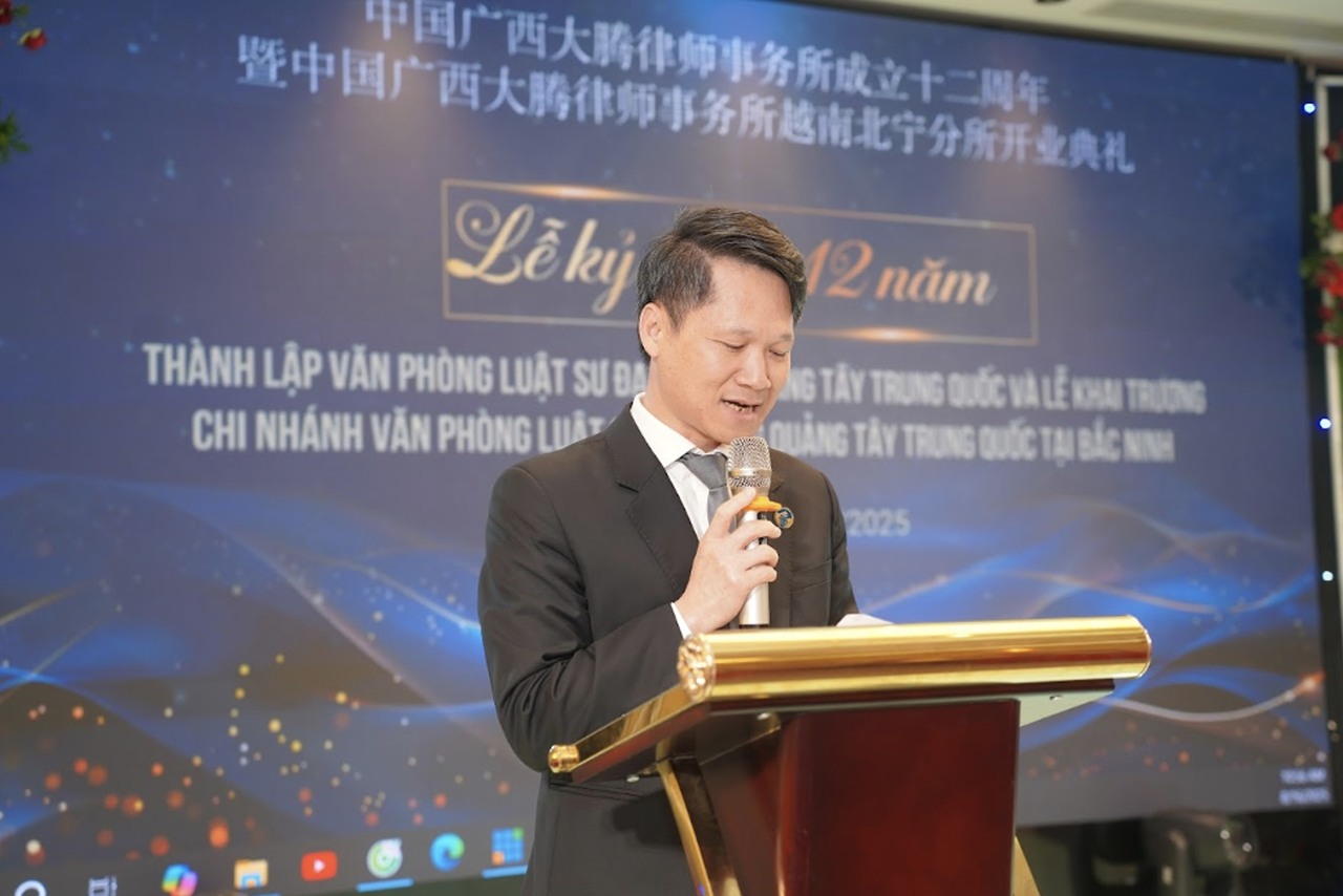 Luật sư Trần Văn An – Ủy viên Ban Thường vụ Liên đoàn Luật sư Việt Nam, Chủ nhiệm lâm thời Đoàn Luật sư tỉnh Bắc Ninh, phát biểu chúc mừng tại buổi lễ.