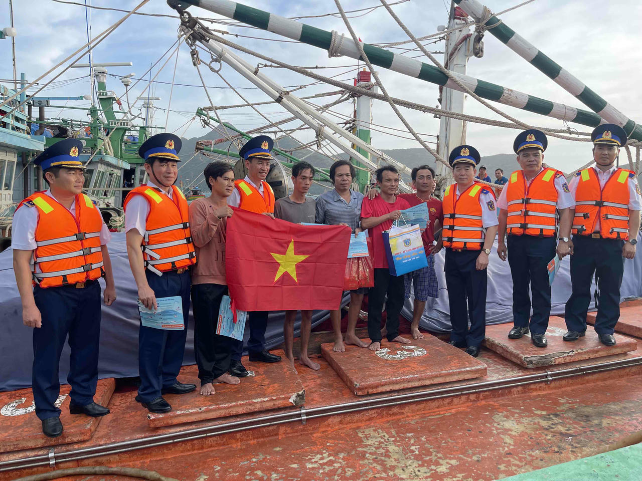 Bộ Tư lệnh Vùng Cảnh sát biển 3 xây dựng “thế trận lòng dân” vững chắc trên biển