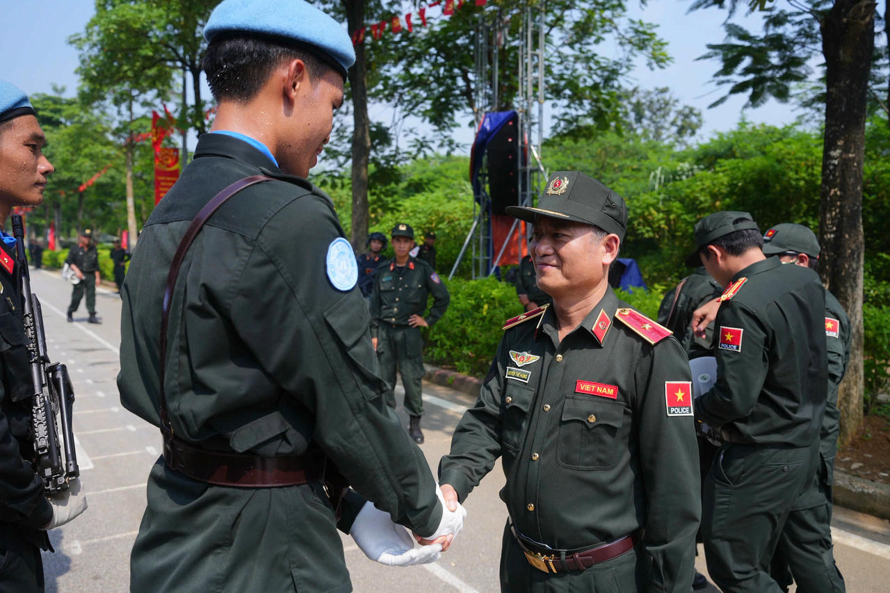 Thiếu tướng Nguyễn Thế Hùng – Phó Cục trưởng cục An ninh Đối ngoại, Phó chánh Văn phòng thường trực Bộ Công an về Gìn giữ hòa bình Liên Hợp Quốc - đã thăm hỏi, động viên và ghi nhận tinh thần nỗ lực, ý chí rèn luyện nghiêm túc của các chiến sĩ trong đội hình diễu binh A80.