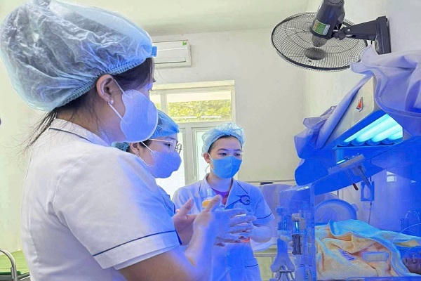 Lần đầu tiên Bệnh viện Tuyên Hóa mổ thành công ca sinh 3 tự nhiên hiếm gặp