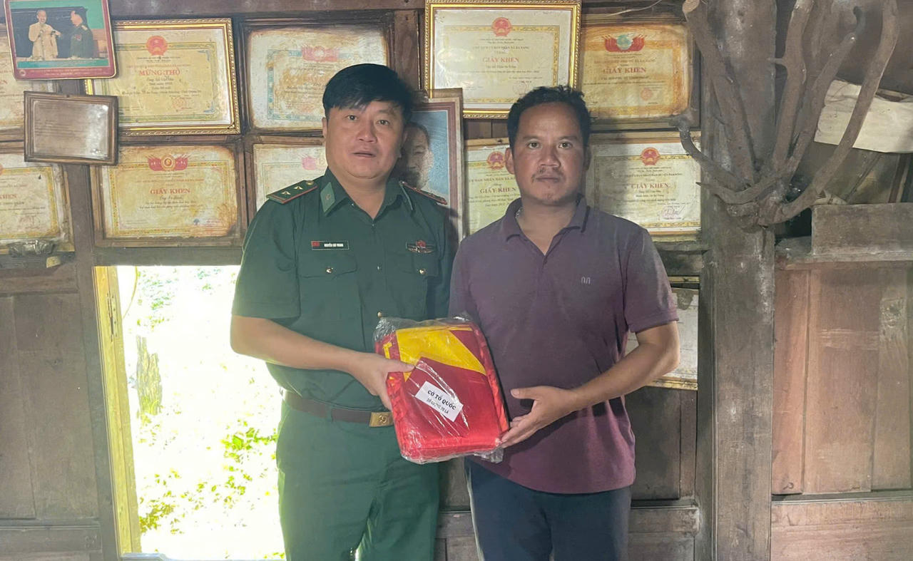 Chi đoàn Đồn Biên phòng Ba Nang triển khai tuần tra đường biên, cột mốc, trao tặng 50 lá Cờ Tổ quốc cho 2 thôn Sa Trầm và Ra Pong.