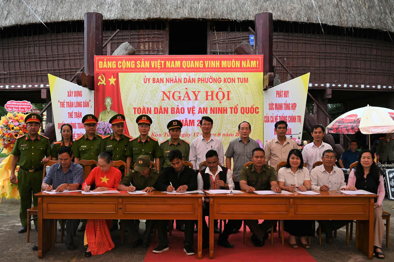 Các khu dân cư trên địa bàn phường ký kết giao ước thi đua tại Ngày hội toàn dân bảo vệ an ninh Tổ quốc năm 2025.