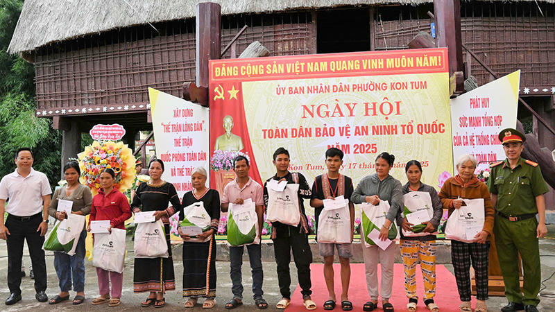 Ban Tổ chức trao quà cho các hộ dân có hoàn cảnh khó khăn, góp phần lan tỏa tinh thần sẻ chia tại Ngày hội.