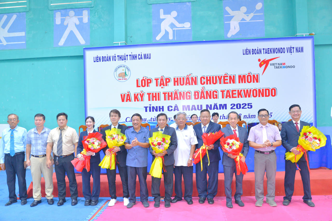 Ban Tổ chức Kỳ thi thăng đẳng Taekwondo tặng hoa, chúc mừng Ban Giám khảo.