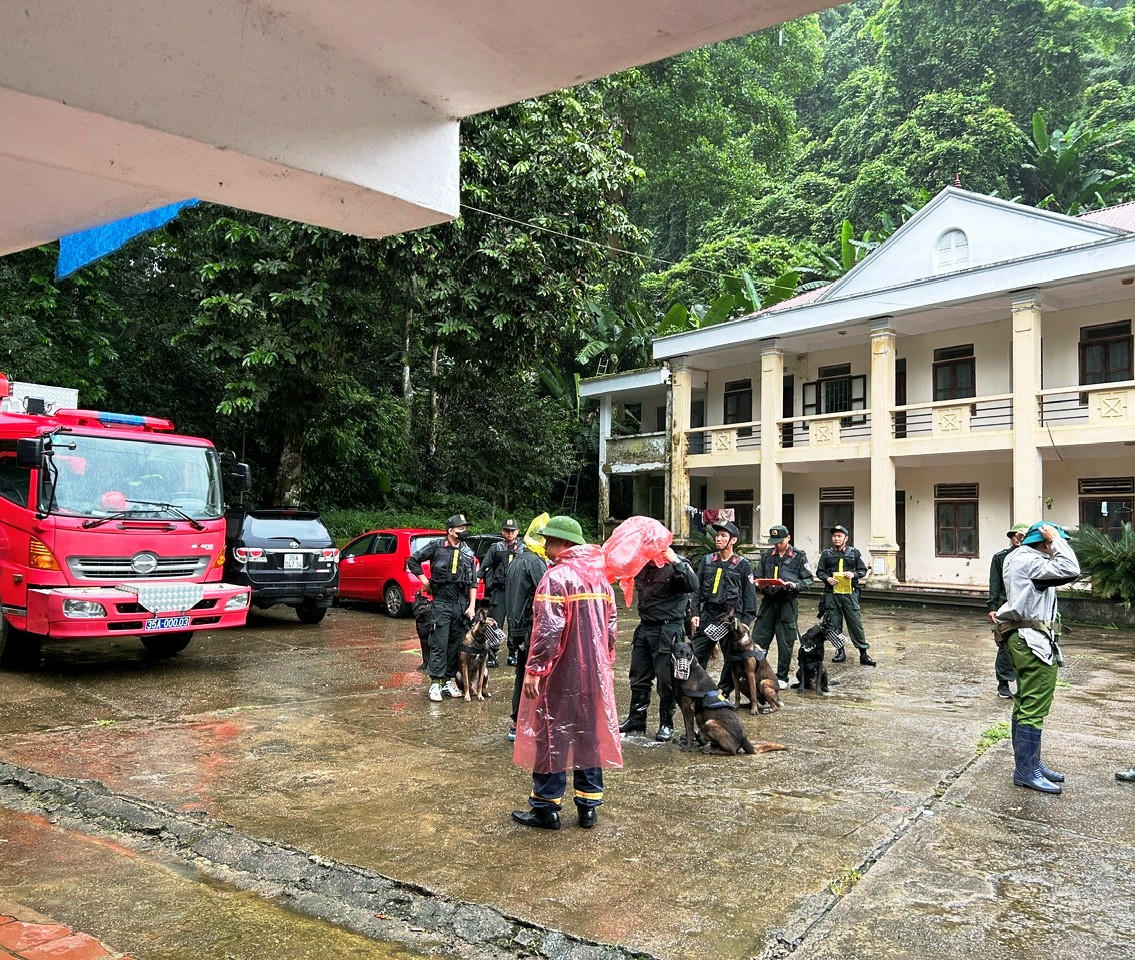 Nhiều người được huy động để tham gia tìm kiếm nam du khách mất tích trong rừng Cúc Phương.