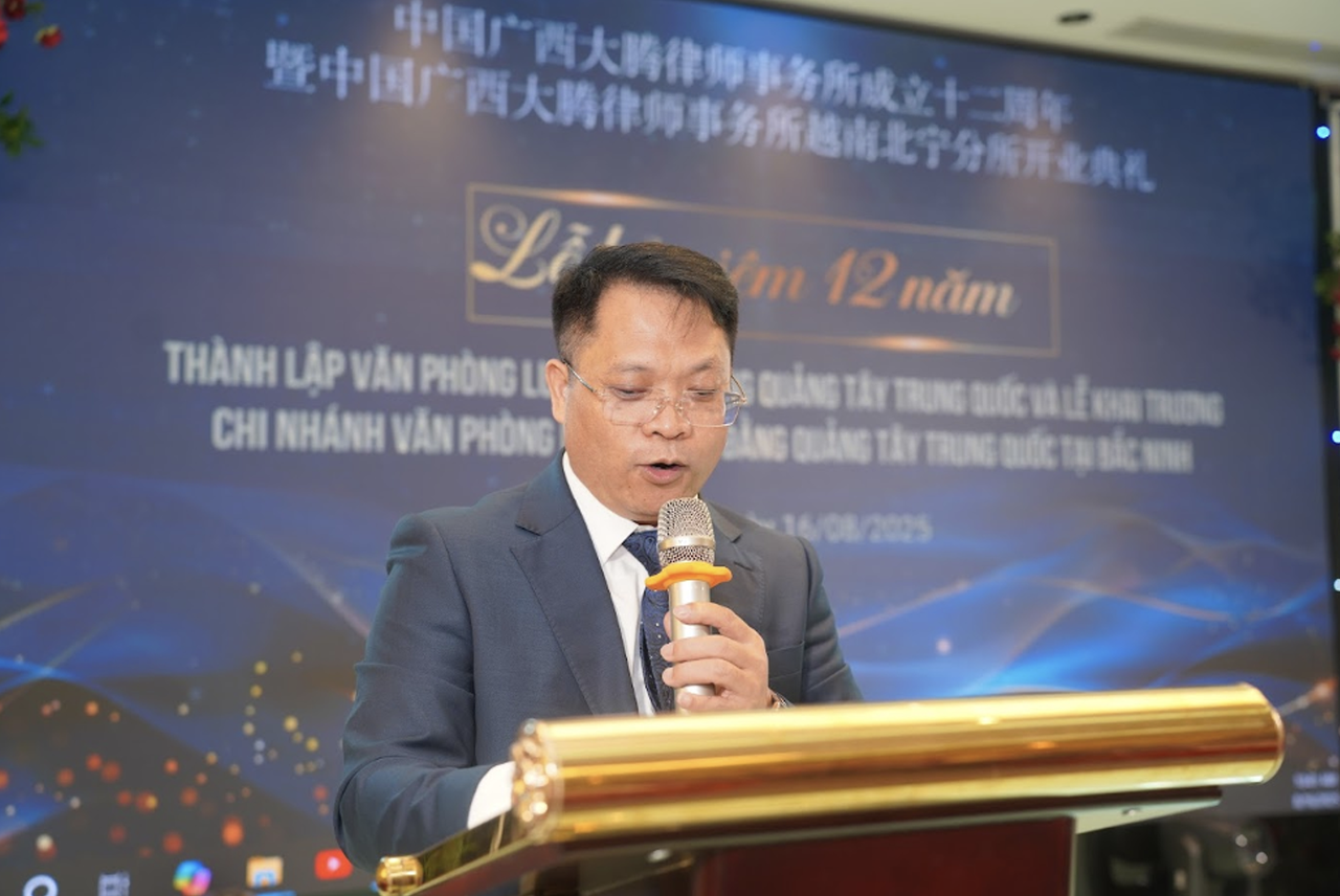 Ông Lăng Trần – Chủ nhiệm Văn phòng luật sư Đại Đằng Quảng Tây kiêm Trưởng chi nhánh tại Bắc Ninh phát biểu khai mạc buổi lễ.