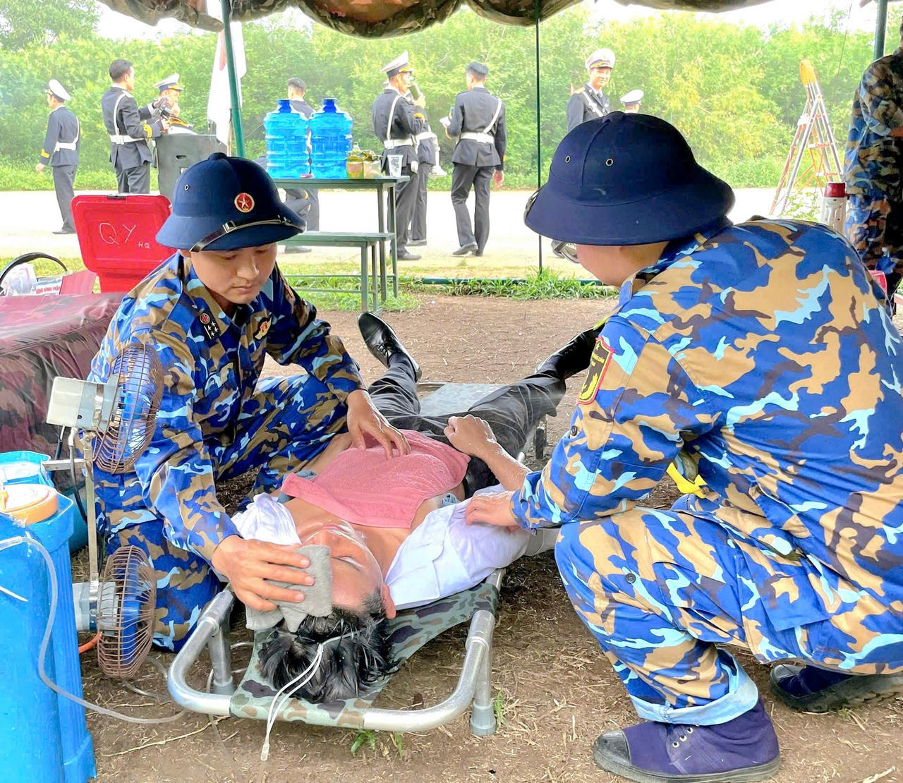 Những “lá chắn thầm lặng” trên thao trường diễu binh A80