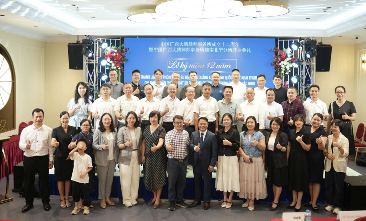 Đoàn luật sư của chi nhánh Đại Đằng Quảng Tây tại Bắc Ninh giao lưu, chụp ảnh lưu niệm cùng khách mời.
