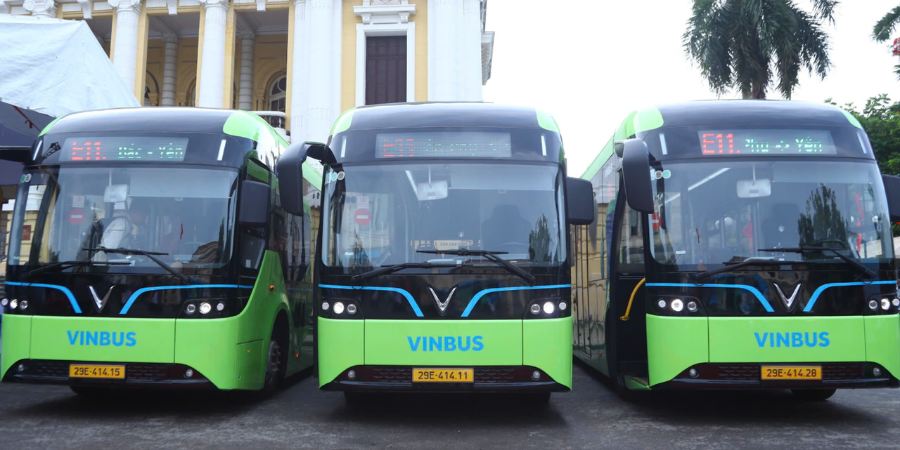 Hà Nội chính thức vận hành thí điểm tuyến buýt điện miễn phí E11 