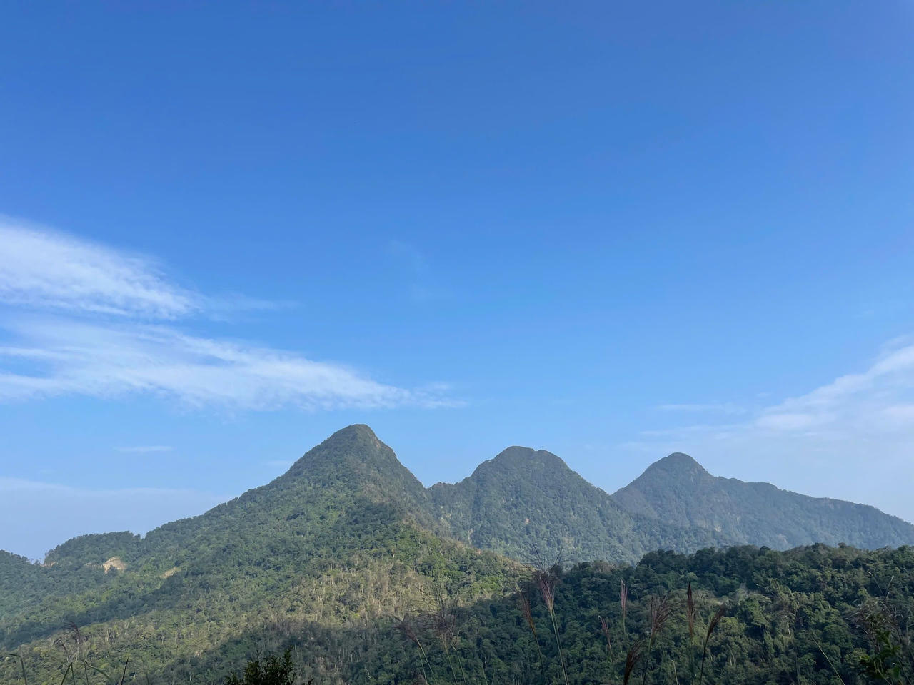 Ba đỉnh: Phù Nghĩa (Rùng Rình), Thạch Bàn, Thiên Thị nổi bật giữa trời xanh, mây trắng.