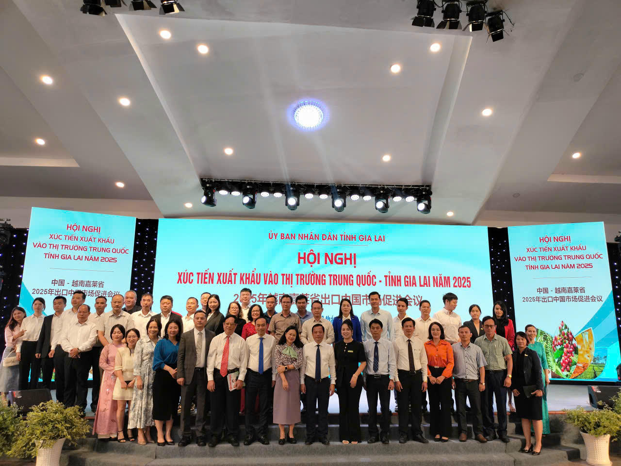 Các đại biểu chụp ảnh lưu niệm.