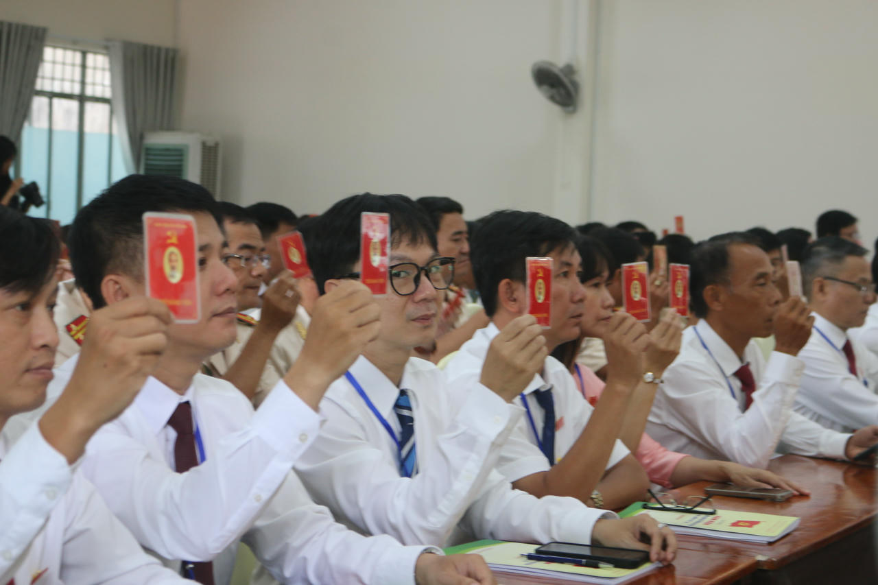 Các Đại biểu biểu quyết thống nhất Nghị quyết và Chương trình hành động tại Đại hội đại biểu Đảng bộ phường An Hội Đông (Ảnh: Bùi Yên)