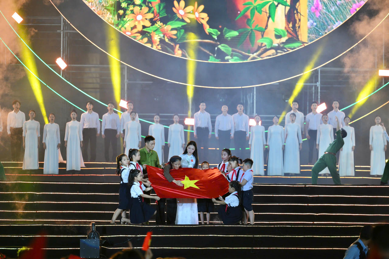 Chương trình đã trở thành nhịp cầu kết nối triệu trái tim Việt Nam, khơi gợi lòng yêu nước, niềm tự hào dân tộc (ảnh BTC).