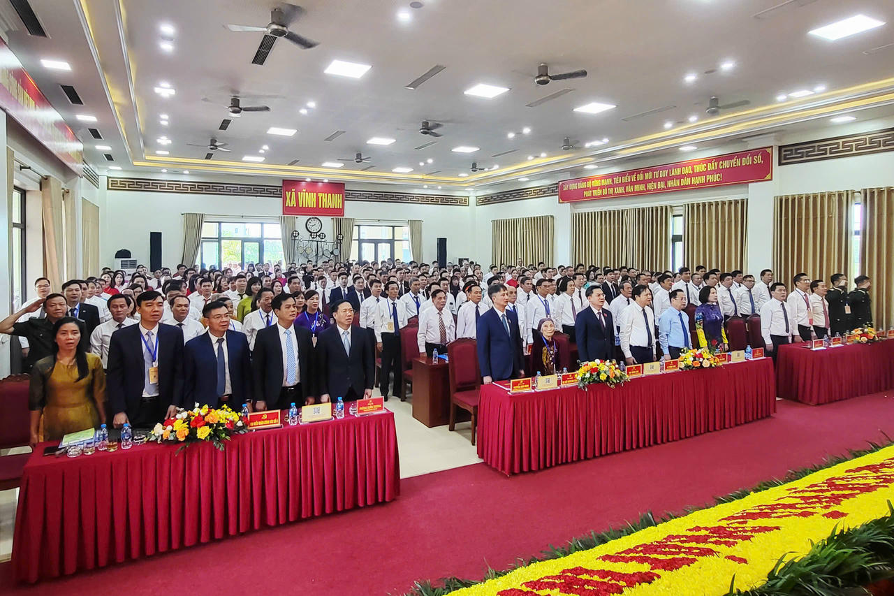 Các Đại biểu làm lễ chào cờ.