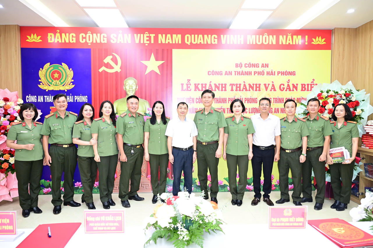 Các đại biểu chụp ảnh tại buổi lễ khánh thành và gắn biển thư viện Công an TP.