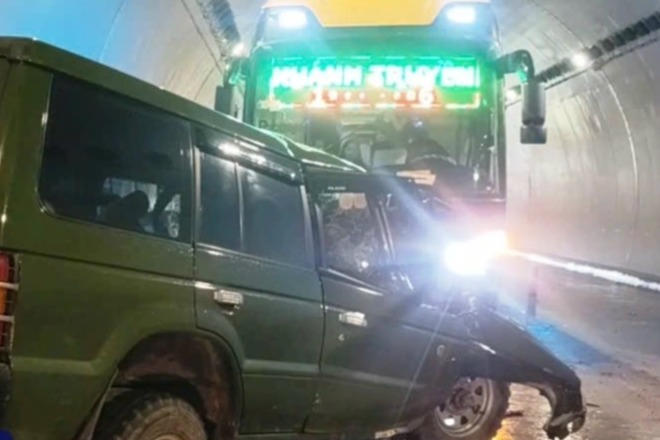 Xe khách giường nằm và ô tô 7 chỗ va chạm trong hầm Đèo Ngang, 2 người tử vong