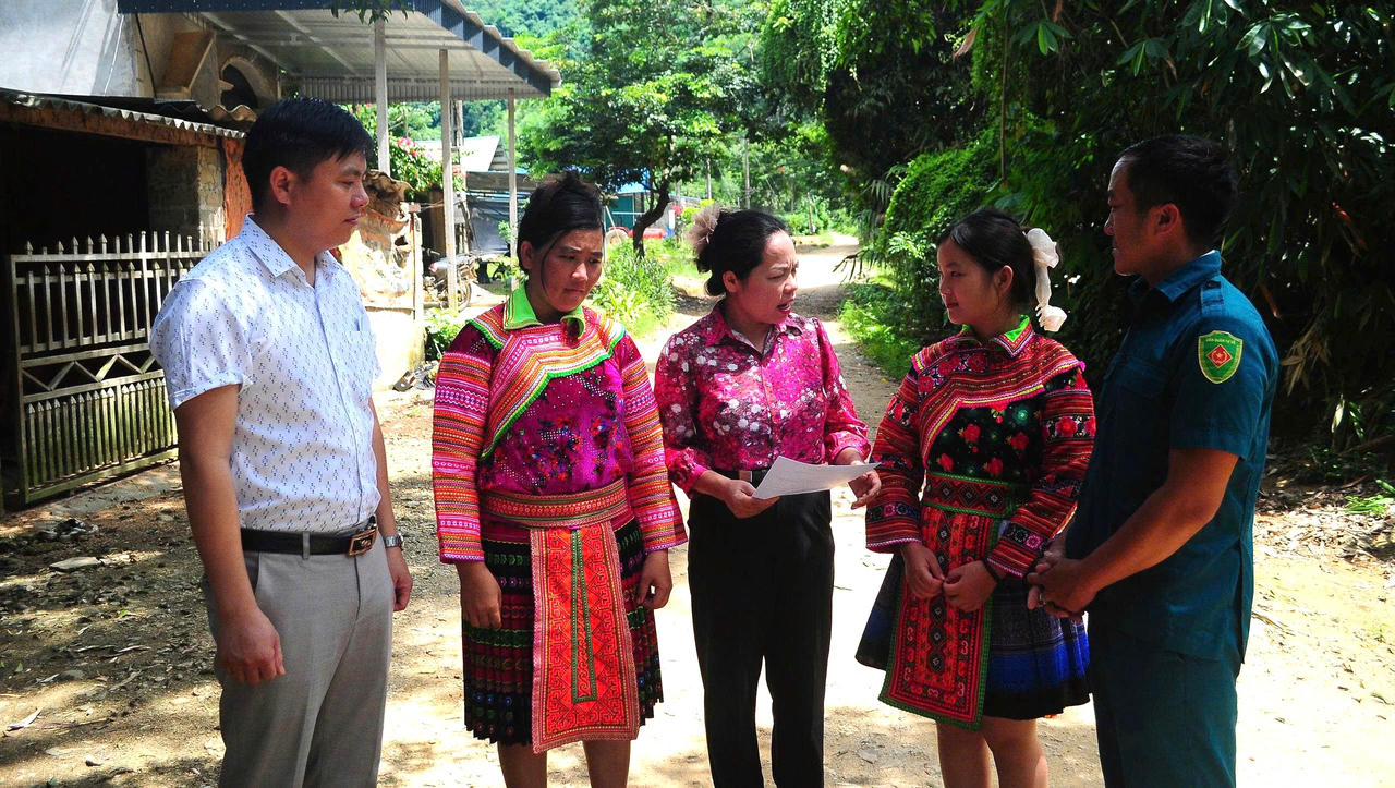 Tích cực tuyên truyền, phố biến nhằm nâng cao hiểu biết pháp luật cho người dân vùng sâu vùng sa. Ảnh: Nhật Nguyên.