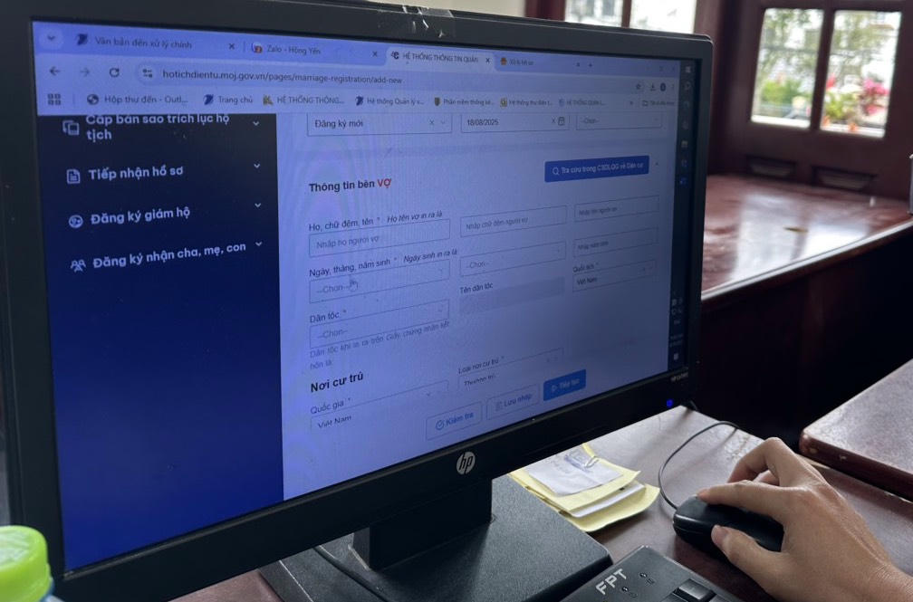 Các trường thông tin như họ tên, ngày tháng năm sinh nằm tách rời khiến việc nhập dữ liệu khó khăn, mất nhiều thời gian.