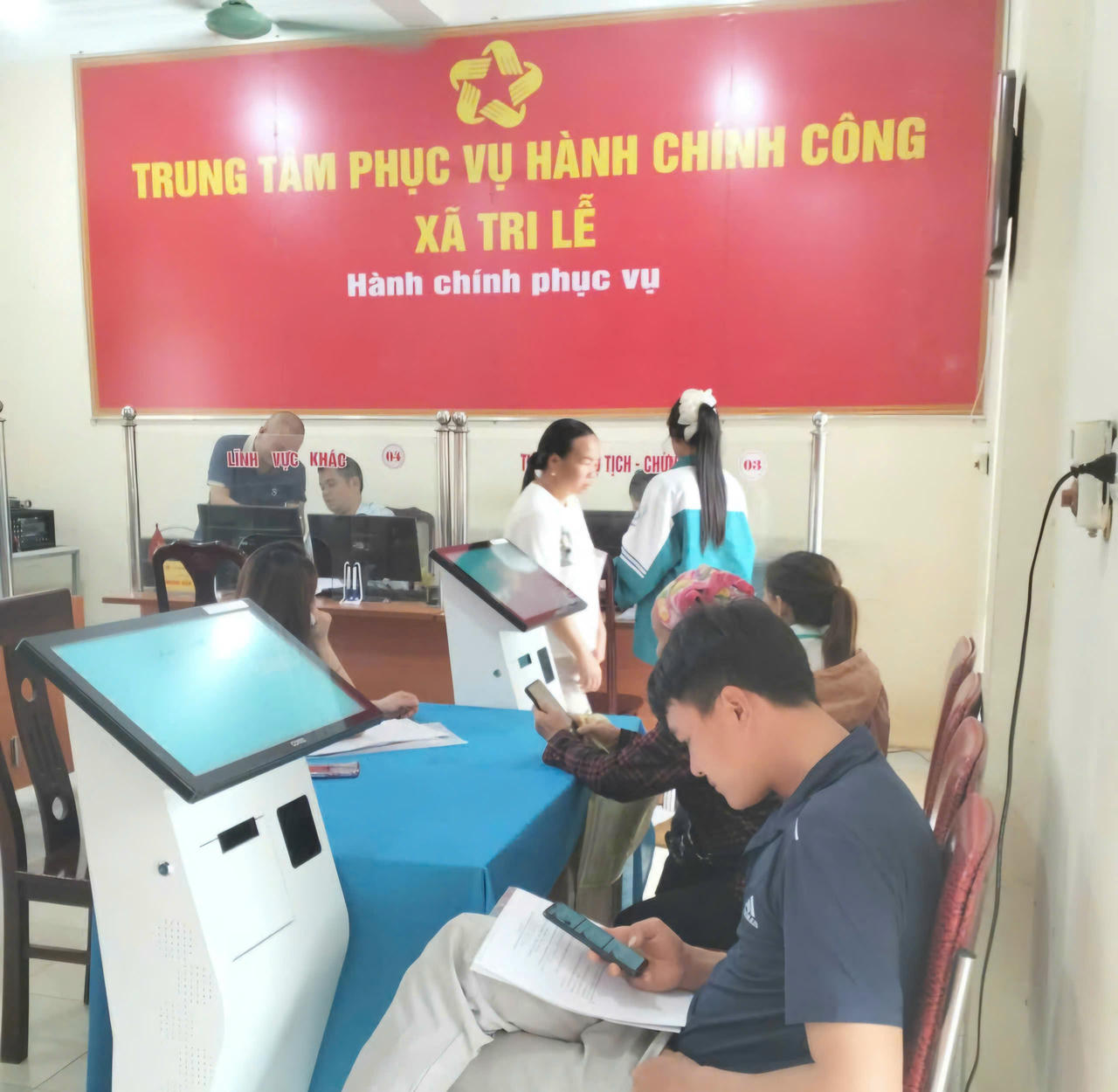 Người dân chờ lấy kết quả tại bộ phận tư pháp, hộ tịch, chứng thực xã Tri Lễ