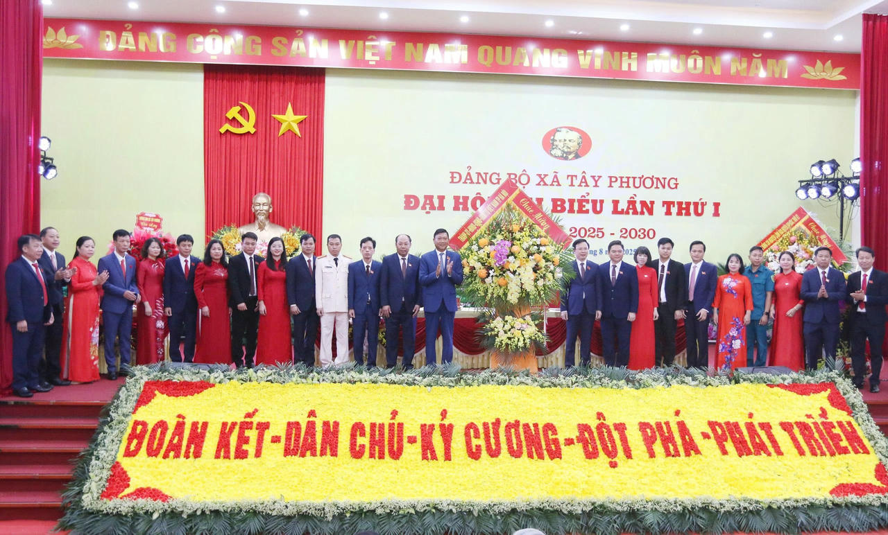 Trưởng ban Nội chính Thành ủy Đỗ Anh Tuấn tặng hoa chúc mừng Ban Chấp hành Đảng bộ xã Tây Phương nhiệm kỳ 2025-2030. Ảnh: Hương Giang