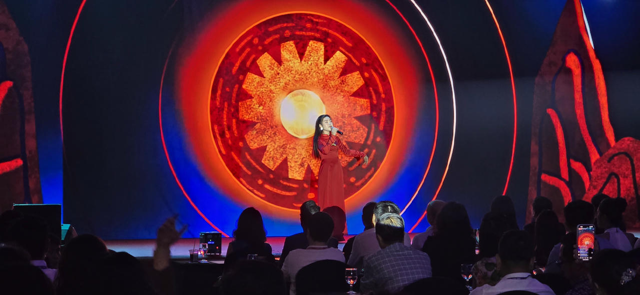 Giai điệu Việt Nam mình –  do ca sỹ Hà Myo biểu diễn tại Hội nghị