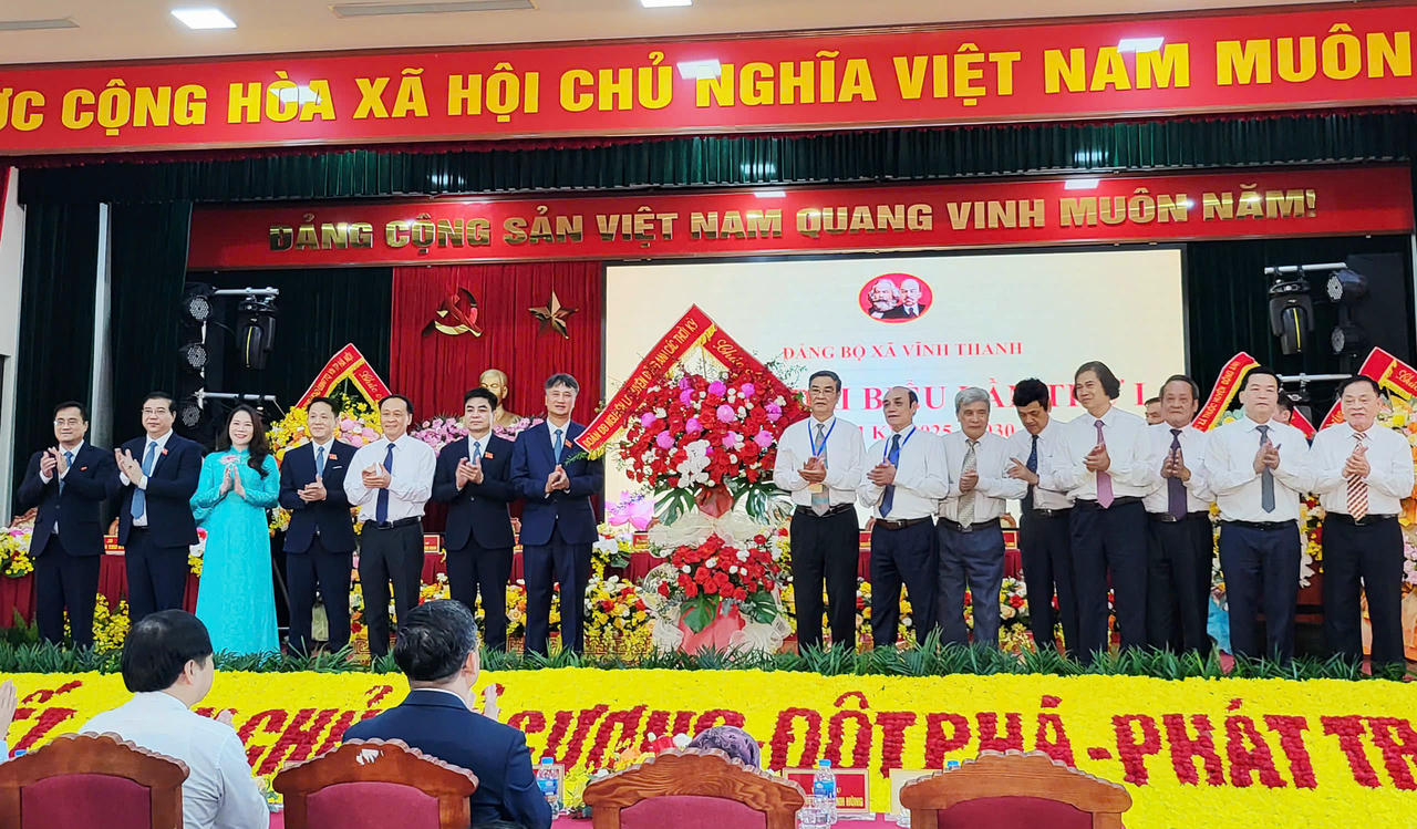 Các đồng chí nguyên là lãnh đạo UBND huyện Đông Anh qua các thời kỳ tặng hoa chúc mừng Đại hội.