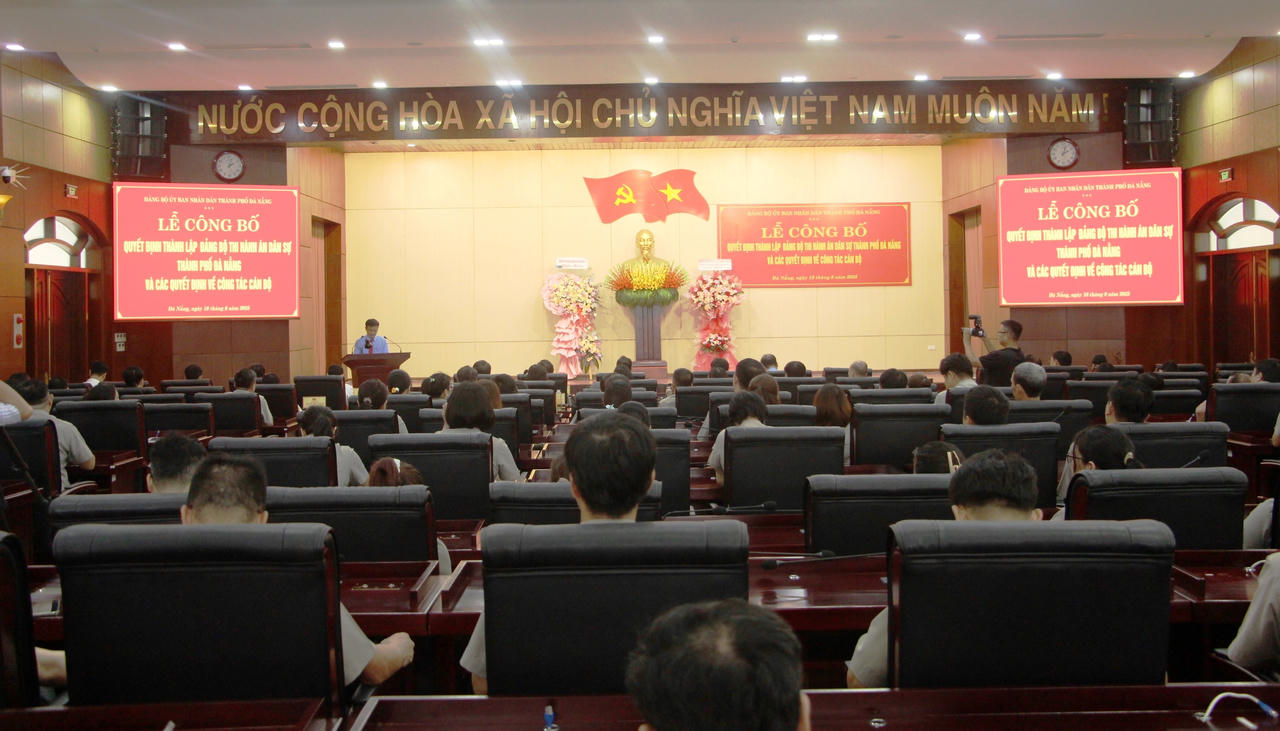 Quang cảnh buổi lễ công bố. 