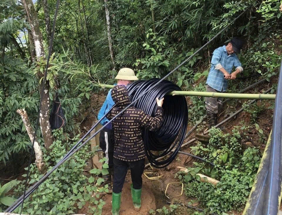 Cán bộ chiến sĩ cùng với bà con nhân dân, các thầy cô giáo Trường Mầm non Hồng Ngọc tiến hành tìm nguồn nước mới và lắp đặt đường dây dẫn nước từ đầu nguồn đến nhà trường.