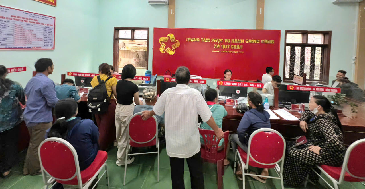 Rất đông người dân đến giao dịch tại Trung tâm PVHCC xã Quỳ Châu
