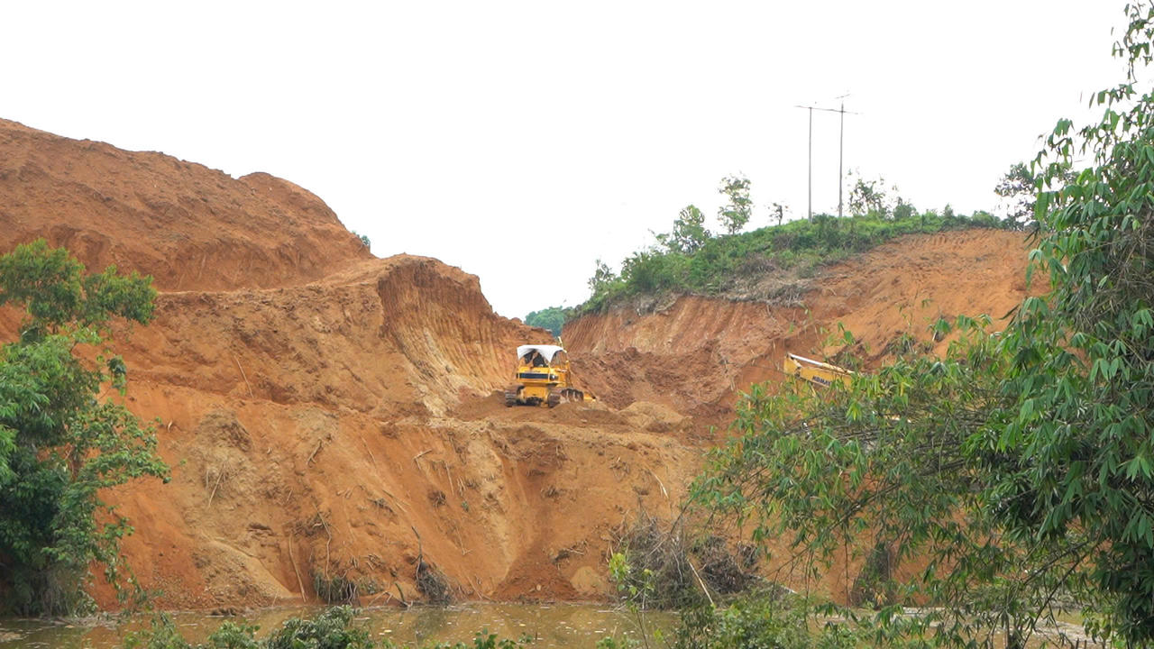Hoạt động san gạt mặt bằng trên diện tích quy hoạch KCN Trấn Yên giai đoạn I hôm 12/6/2025. Ảnh: Nguyên Đức.