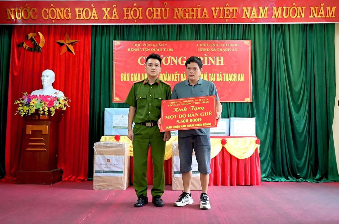 Những món quà mà Thiếu tá Trương Nam Cao dành tặng cho người dân khó khăn. (Ảnh: CACB)
